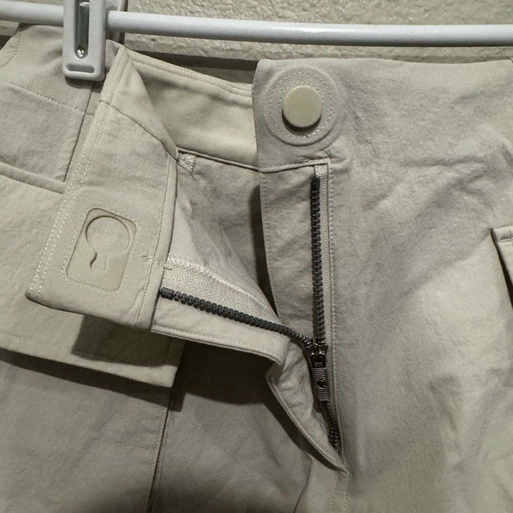 Lululemon Athletica | High Waisted Cargo Shorts- Relaxed Fit - Picture 4 of 9